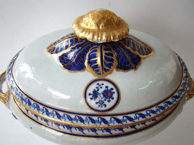 A fine late 18th century Lowestoft covered tureen circa 1790-1800 — image 2